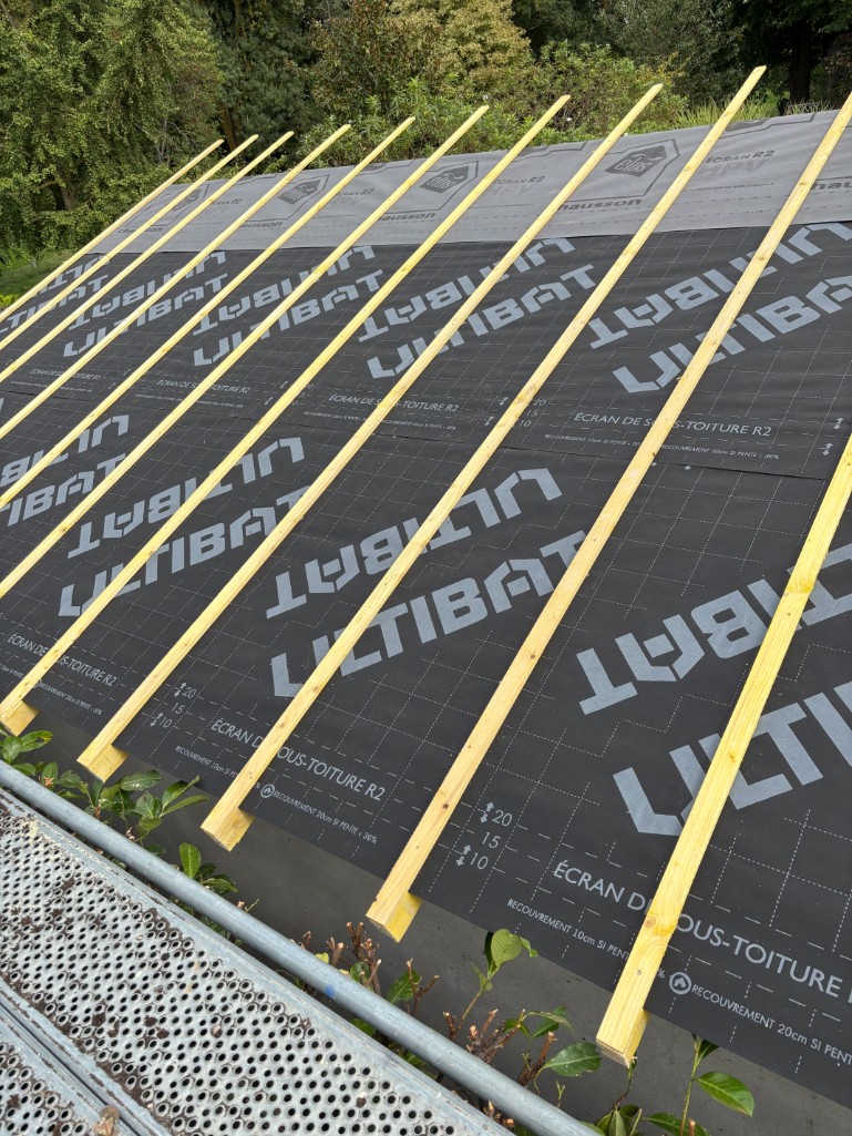 Toit en cours d'installation